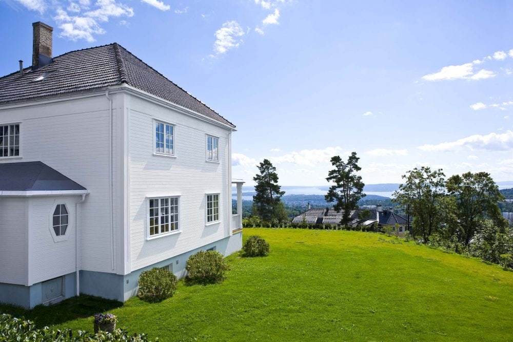 HOLMENKOLLEN beklædt i Superwood facadebeklædning i hvid